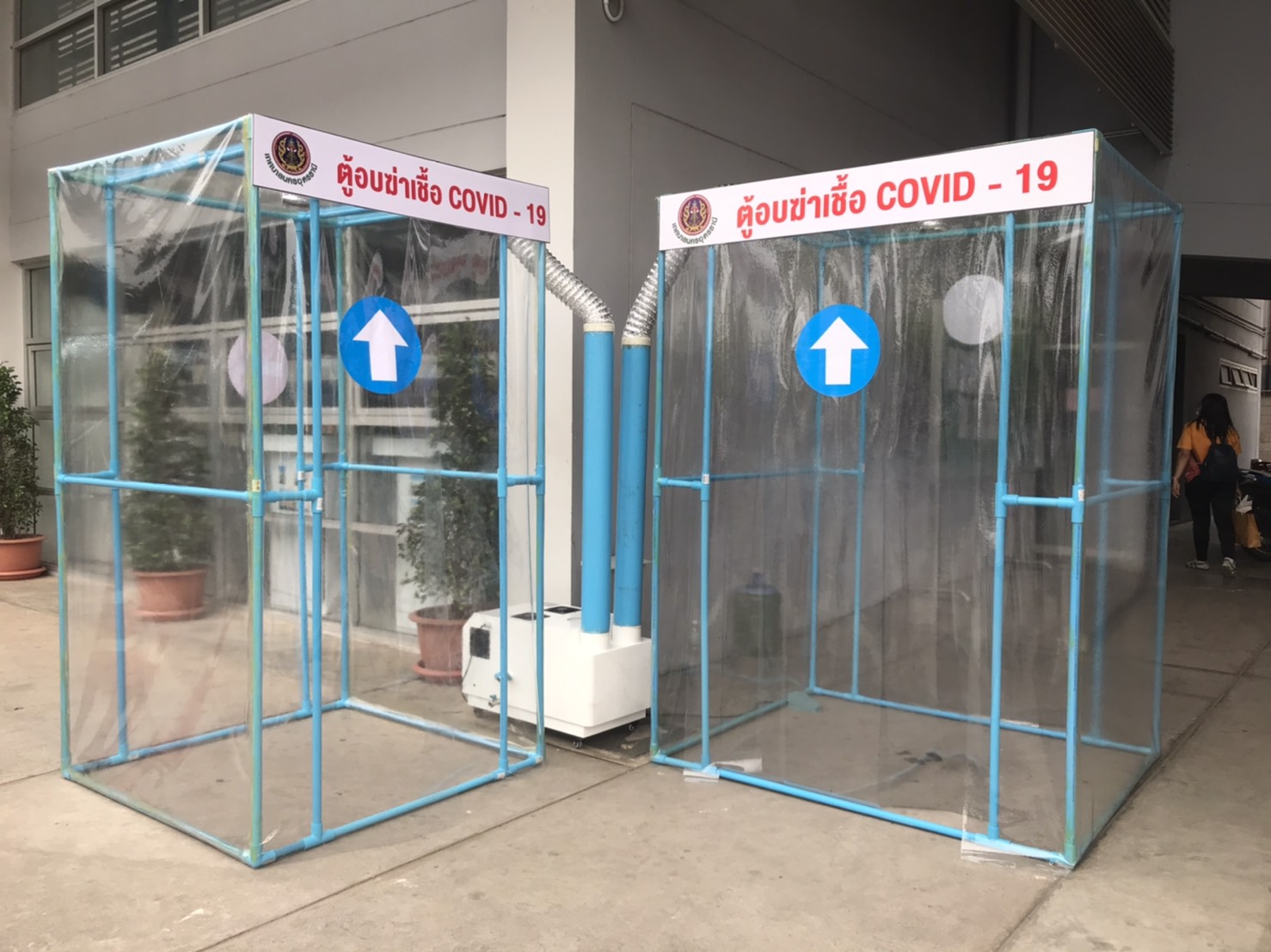 แผ่นพลาสติกใส พลาสติกใสแบบม้วน อเนกประสงค์ พลาสติกใส มีความหนาให้เลือกตั้งแต่ ความหนา 0.012 มม. จนถึง 3.00 มม.  รุ่น Super Clear  มีความแข็งแรง ทนทาน เหนียว ใสหนา เหมาะสำหรับงานแพ็คสินค้า คลุมโต๊ะ ห่อปกหนังสือ ห่อที่นอน หุ้มเบาะรถ  คลุมเครื่องจักร หุ้มบอร์ดต่างๆ และ อื่นๆ เพื่อกันฝุ่นและน้ำ  วิธีเปลี่ยนแผ่นพลาสติกใสธรรมดาให้เป็นอุปกรณ์ป้องกันโควิด-19 (COVID-19)  ในสถานการณ์ปัจจุบัน โรคระบาดอย่าง โควิด-19 ได้มีการแพร่กระจายกันไปทั่วโลก โดยสามารถติดเชื้อได้จากการหายใจเอาไวรัสเข้าสู่ร่างกายเมื่ออยู่ใกล้ชิดกับผู้ป่วยโควิด-19 หรือโดยการสัมผัสพื้นผิวที่มีเชื้อไวรัสแล้วสัมผัสตา จมูก หรือปากของตนเอง ดังนั้นการป้องกันตัวเองจึงเป็นเรื่องสำคัญเป็นอย่างมาก วันนี้เราจะมานำเสนอการทำอุปกรณ์ป้องกันโควิด-19 ง่ายๆ ที่สามารถทำได้จากแผ่นพลาสติกใส ดังต่อไปนี้ 1. ตู้ฆ่าเชื้อ COVID-19 จากแผ่นพลาสติกใส