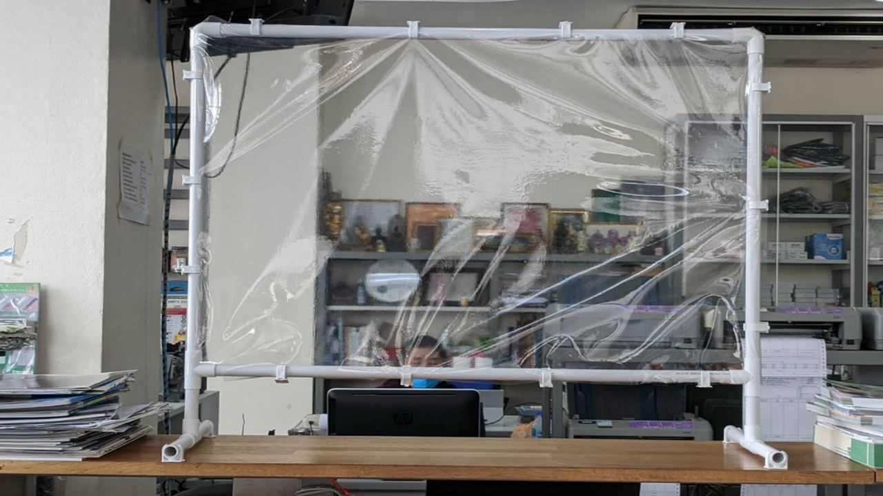 แผ่นพลาสติกใส พลาสติกใสแบบม้วน อเนกประสงค์ พลาสติกใส มีความหนาให้เลือกตั้งแต่ ความหนา 0.012 มม. จนถึง 3.00 มม.  รุ่น Super Clear  มีความแข็งแรง ทนทาน เหนียว ใสหนา เหมาะสำหรับงานแพ็คสินค้า คลุมโต๊ะ ห่อปกหนังสือ ห่อที่นอน หุ้มเบาะรถ  คลุมเครื่องจักร หุ้มบอร์ดต่างๆ และ อื่นๆ เพื่อกันฝุ่นและน้ำ  วิธีเปลี่ยนแผ่นพลาสติกใสธรรมดาให้เป็นอุปกรณ์ป้องกันโควิด-19 (COVID-19)  ในสถานการณ์ปัจจุบัน โรคระบาดอย่าง โควิด-19 ได้มีการแพร่กระจายกันไปทั่วโลก โดยสามารถติดเชื้อได้จากการหายใจเอาไวรัสเข้าสู่ร่างกายเมื่ออยู่ใกล้ชิดกับผู้ป่วยโควิด-19 หรือโดยการสัมผัสพื้นผิวที่มีเชื้อไวรัสแล้วสัมผัสตา จมูก หรือปากของตนเอง ดังนั้นการป้องกันตัวเองจึงเป็นเรื่องสำคัญเป็นอย่างมาก วันนี้เราจะมานำเสนอการทำอุปกรณ์ป้องกันโควิด-19 ง่ายๆ ที่สามารถทำได้จากแผ่นพลาสติกใส ดังต่อไปนี้ 1. ตู้อบฆ่าเชื้อ COVID-19 จากแผ่นพลาสติกใส เราสามารถนำพลาสติกใสและท่อพีวีซีสีฟ้า มาประกอบขึ้นรูปเพื่อทำเป็น ตู้อบฆ่าเชื้อ COVID-19 เลียนแบบฟาร์มระบบปิด โดยโครงสร้างของตู้ทำจากท่อพีวีซี กว้าง 1.50 เมตร สูง 2 เมตร คลุมด้วยพลาสติกใสและหนา มีทางเข้าและออก ติดตั้งเครื่องพ่นหมอกควันด้านนอก ต่อท่อให้พ่นหมอกควันลงด้านบน ติดตั้งสวิทช์แบบเท้าเหยียบไว้ด้านใน โดยหมอกควันจะเป็นน้ำสะอาด ผสมกับน้ำยาฆ่าเชื้อ หมอกควันที่พ่นออกมา จะไม่ทำให้เสื้อผ้าเปียก และสามารถฆ่าเชื้อโรคได้ก่อนเข้าอาคารต่างๆ    2.ฉากกั้นโปร่งแสงสำหรับตั้งโต๊ะป้องกัน COVID-19