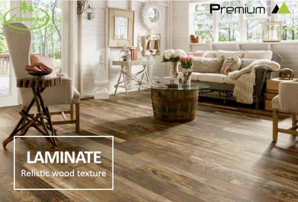 ห้องที่ตกแต่งด้วยไม้พื้นลามิเนต ลายไม้