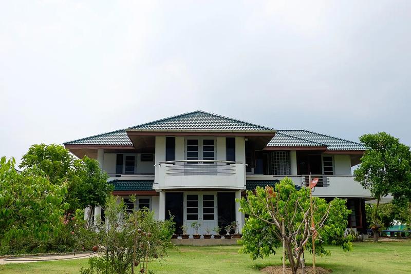 บ้านสองชั้นหลังคาปั้นหยา กระเบื้องเซรามิกสีเขียว