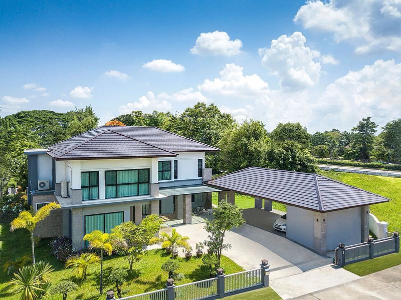 บ้านโมเดิร์นและโรงจอดรถ หลังคาเซรามิกแบบเรียบสีน้ำตาล