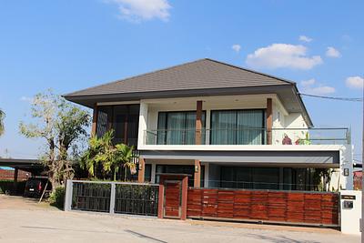 บ้านสองชั้นโมเดิร์นทรอปิคอล หลังคาปั้นหยากระเบื้องแบบเรียบ