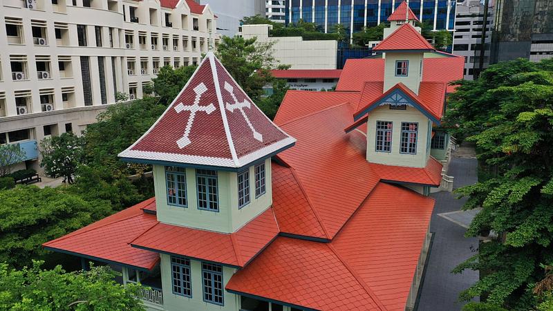หลังคาหลายจั่วทรงคลาสสิก กระเบื้องเกล็ดสีอิฐ