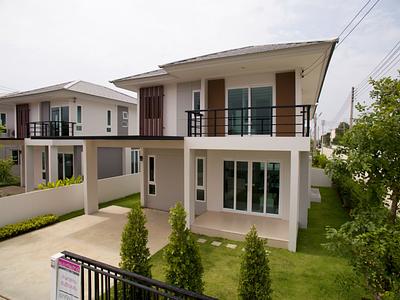 บ้านเดี่ยวสองชั้น หลังคากระเบื้องแบบเรียบสีเทาอ่อน