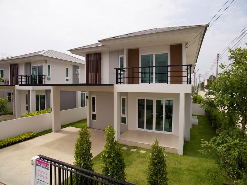 บ้านเดี่ยวสองชั้น หลังคากระเบื้องแบบเรียบสีเทาอ่อน