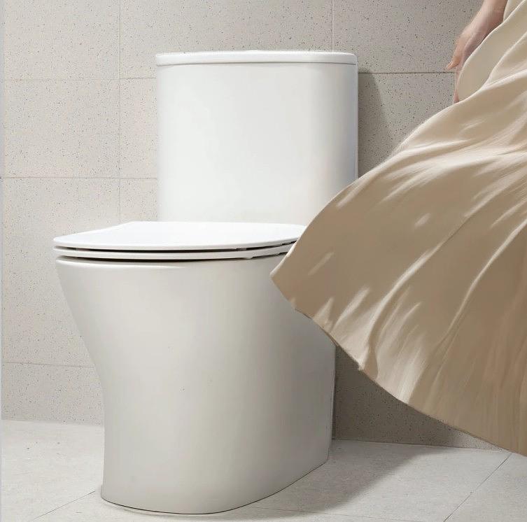 สุขภัณฑ์ชิ้นเดียวทรงโค้งมน สีขาวด้าน ในห้องน้ำโทนครีม